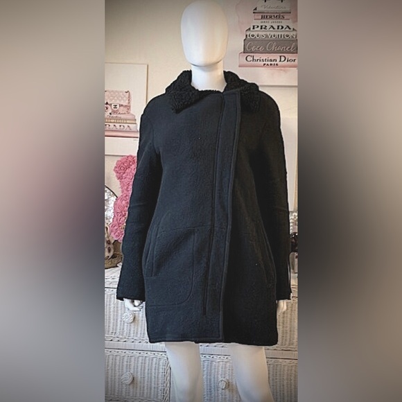 Theory Virgin Wool & Cashmere Coat with Shearling Collar in Black color size M - Picture 1 of 11